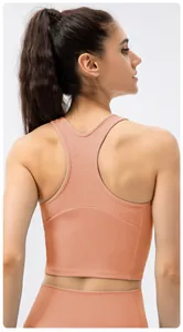 Dettaglio del set yoga a costine color albicocca con reggiseno racerback e legging