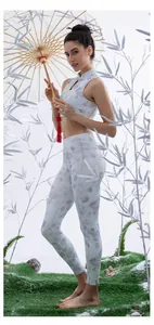 Detail eines High-Waist-Yoga-Sets mit Stehkragen und blumigem Marmormuster