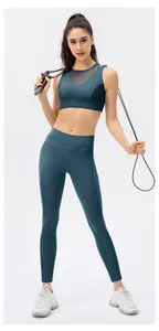 Détail du pantalon de yoga taille haute avec brassière en mesh et corde à sauter fitness