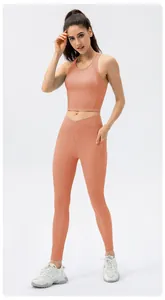 Dettaglio dei leggings da yoga rosa con vita a V e tasche laterali per il telefono