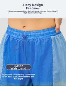 Dettaglio dell'elastico in vita e della coulisse regolabile sui pantaloncini blu