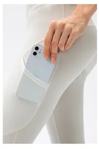 Detail einer High-Waist Yogahose mit Seitentasche für ein Smartphone beim Training