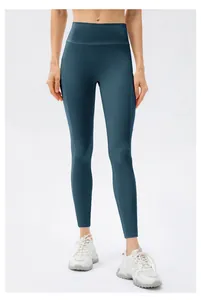 Détails macro d'un legging de yoga taille haute vert foncé avec coutures amincissantes