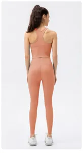 Vista posteriore del set yoga a costine arancione corallo con reggiseno e leggings