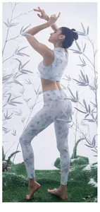 Detailaufnahme des floralen Yoga-Sets mit High-Waist-Leggings und hochgeschlossenem Top