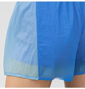 Dettaglio dei pantaloncini sportivi larghi con design a doppio strato e fodera morbida