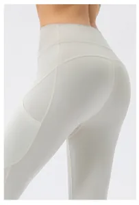 Nahaufnahme von High-Waist-Yogahose mit Seitentaschen und nahtlosem Push-up-Effekt