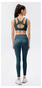 Vue arrière de l'ensemble de yoga sarcelle avec brassière dos nageur et détails en mesh