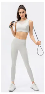 Detail eines hellgrauen Yoga-Sets mit Mesh-Sport-BH und Leggings mit hoher Taille