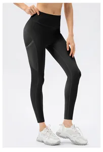 Détail du legging de yoga noir à taille haute avec poches latérales pour le sport actif