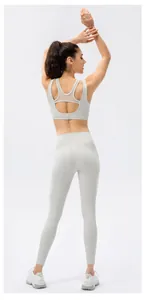 Rückansicht des hellgrauen Yoga-Sets mit Sport-BH mit Mesh-Rücken und High-Waist-Leggings