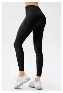 Détail du legging noir à taille haute avec empiècements en mesh et poches latérales