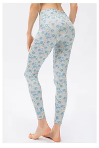 Detaillierte Rückansicht der floralen Yoga-Leggings mit hellblauem Gänseblümchen-Print