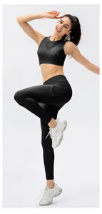 Détail du legging de yoga noir taille haute avec empiècements mesh et poches latérales