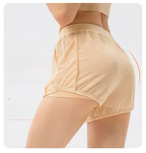 Détail du short de sport double épaisseur beige clair avec texture mesh et taille élastique