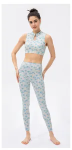 Detailansicht der hoch taillierten Yoga-Leggings und Crop-Top mit blauem Blumenmuster