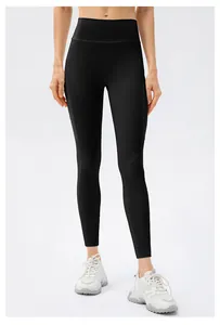 Détails du legging de yoga noir taille haute avec entrejambe sans couture et tissu respirant