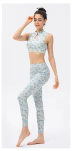 Detail eines Yoga-Sets mit Blumenmuster, Stehkragen-Crop-Top und High-Waist-Leggings