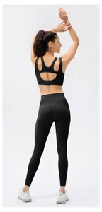 Vue arrière du pantalon de yoga taille haute et du soutien-gorge de sport à dos nageur
