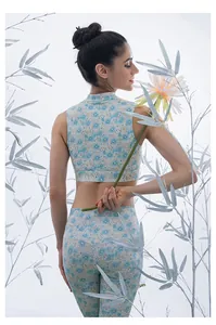 Detailansicht der Rückseite von High-Waist-Yoga-Leggings mit floralem Muster ohne Naht