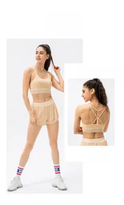 Détail du soutien-gorge de sport à fines bretelles et du short de yoga ample couleur chair