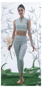 Detail eines Yoga-Sets mit Blumenmuster, Stehkragen und traditionellem chinesischem Knopf