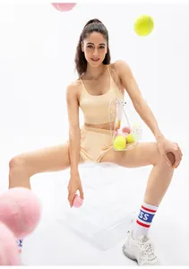 Détail d'un ensemble de yoga beige à séchage rapide avec short et brassière sur mannequin