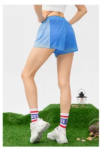 Vista dettagliata del retro dei pantaloncini sportivi blu con fodera anti-esposizione