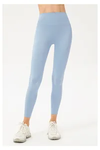 Detail der hellblauen High-Waist Yoga-Leggings mit nahtloser Passform und Stretch-Stoff
