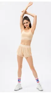 Détail de l'ensemble de sport beige avec brassière et short de yoga à séchage rapide