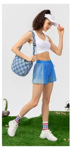 Dettaglio della vita alta elastica sui pantaloncini sportivi sfumati blu da donna
