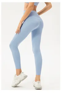 Detailansicht der hellblauen High Waist Yoga Leggings zeigt den hebenden Po-Effekt