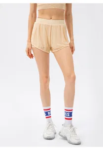Détail du short de yoga double couche avec mesh respirant et taille haute pour femmes