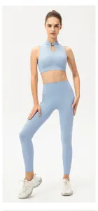 Detail der hellblauen High-Waist Yogahose mit chinesischem Knoten am Crop-Top Oberteil