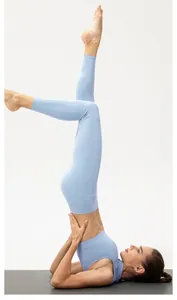 Detail der hellblauen High-Waist-Yogahose zeigt Elastizität bei einer Inversionsübung