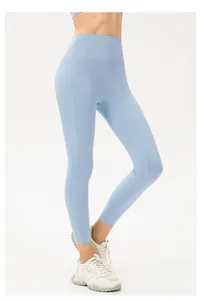 Nahaufnahme hellblauer Yoga-Hose mit hoher Taille und weißen Plateau-Sneakern