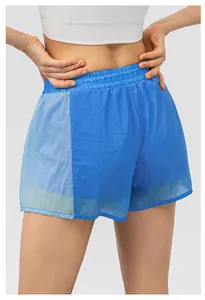 Dettaglio dei pantaloncini sportivi bicolore con vita elastica e tessuto traspirante