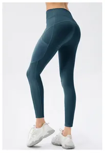 Seitenansicht der dunkelblauen High-Waist-Yogahose mit Seitentaschen für das Training