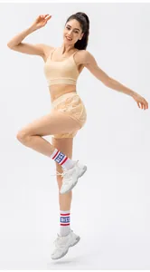 Détail du short de sport beige ample 2-en-1 et du short de yoga à séchage rapide