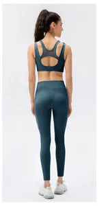 Detailansicht des Yoga-Sets in Petrol mit Sport-Bra, Netzeinsatz und High-Waist-Leggings