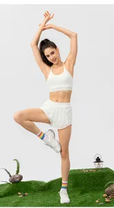 Ensemble de sport blanc pour femme avec brassière et short de course en tissu respirant
