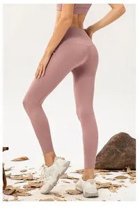 Detailansicht der High-Waist Yoga-Hose in Lotusrosa mit nahtlosem Push-up-Design