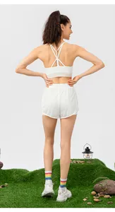 Détail du haut de sport blanc dos croisé et short léger avec chaussettes arc-en-ciel