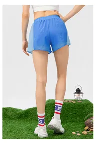 Dettaglio di pantaloncini sportivi blu leggeri con elastico in vita su una modella