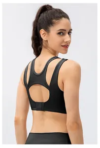 Detail eines schwarzen Sport-BHs mit Cut-out-Racerback und verstellbarem Hakenverschluss
