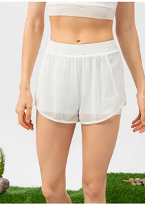 Détail du short 2-en-1 blanc avec couche en mesh respirant et taille élastique