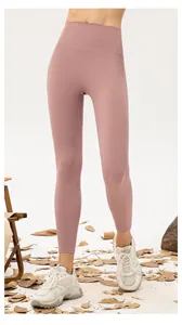 Detail von hoch taillierten Yoga-Leggings in Mattrosa mit flachen Nahtverarbeitungen