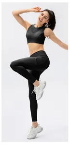 Detail von schwarzem Sport-BH mit Mesheinsätzen und High-Waist Yoga-Leggings mit Seitentaschen