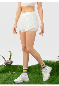 Détail du short de sport double épaisseur blanc à séchage rapide avec mesh respirant