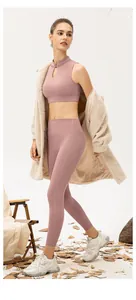 Detail der High-Waist-Yogahose und des Tanktops mit chinesischer Froschknopf-Verzierung